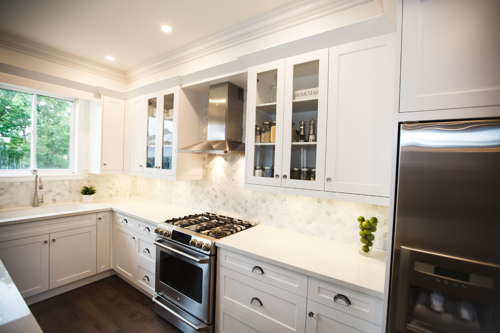 Eat-in kitchen - mid-sized transitional galley dark wood floor eat-in kitchen idea in Toronto with an undermount sink, shaker cabinets, white cabinets, granite countertops, white backsplash, stone tile backsplash, stainless steel appliances and an island
