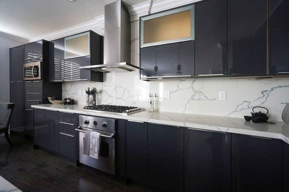 Large contemporary l-shaped eat-in kitchen in Los Angeles with a drop-in sink, flat-panel cabinets, grey cabinets, quartz benchtops, multi-coloured splashback, stone slab splashback, stainless steel appliances, dark hardwood floors, with island and brown floor.