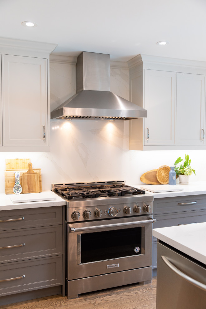 Example of a transitional kitchen design in Toronto