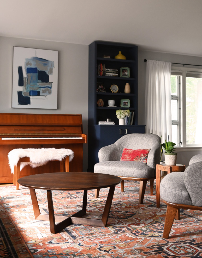 Modelo de salón abierto y abovedado vintage de tamaño medio con paredes grises, suelo de madera en tonos medios y suelo marrón