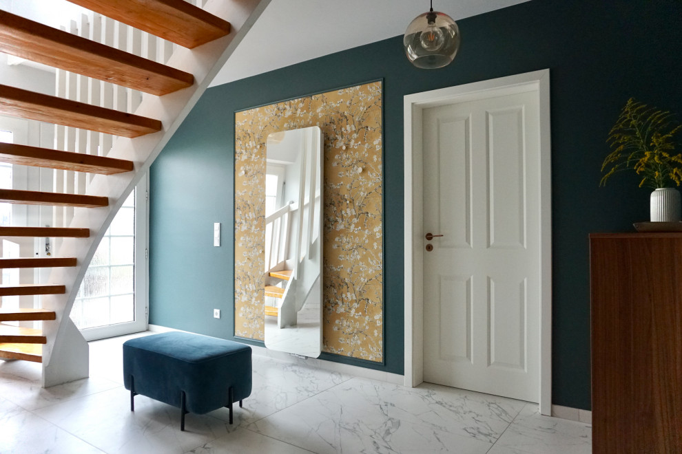 Immagine di un ingresso minimalista di medie dimensioni con pareti blu, pavimento con piastrelle in ceramica, una porta singola, una porta in vetro e pavimento bianco