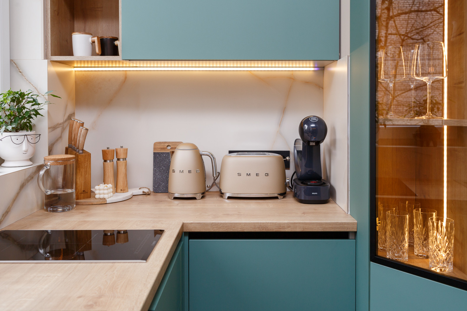 Кухня современная цвета Благородный нефрит