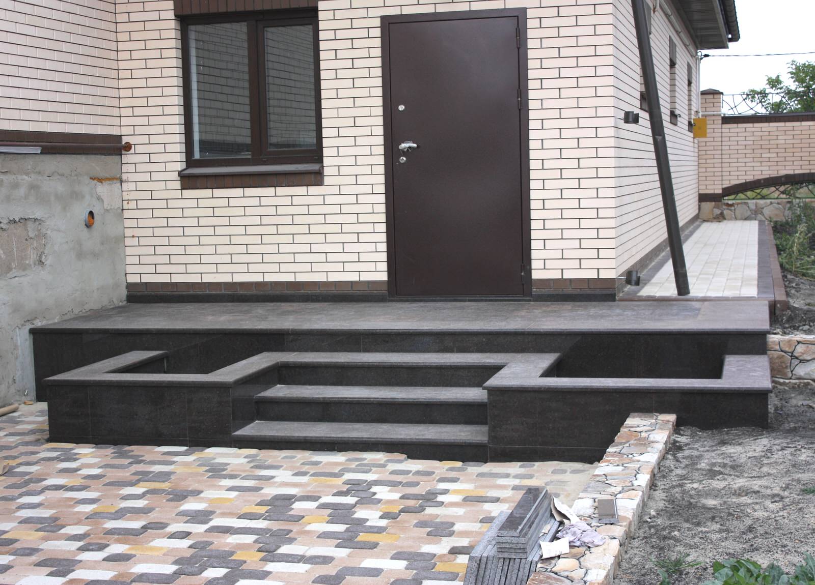 Входная группа из Карельского гранита