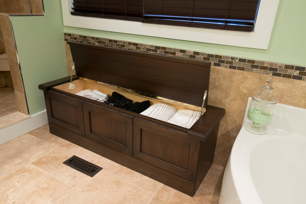 Transitional home design photo in Vancouver