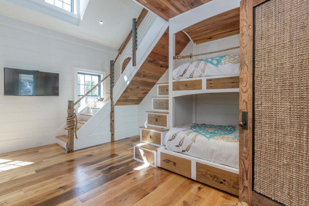 Idee per una grande cameretta per bambini stile marinaro con pavimento in legno massello medio, pavimento marrone, soffitto a volta e pareti in perlinato
