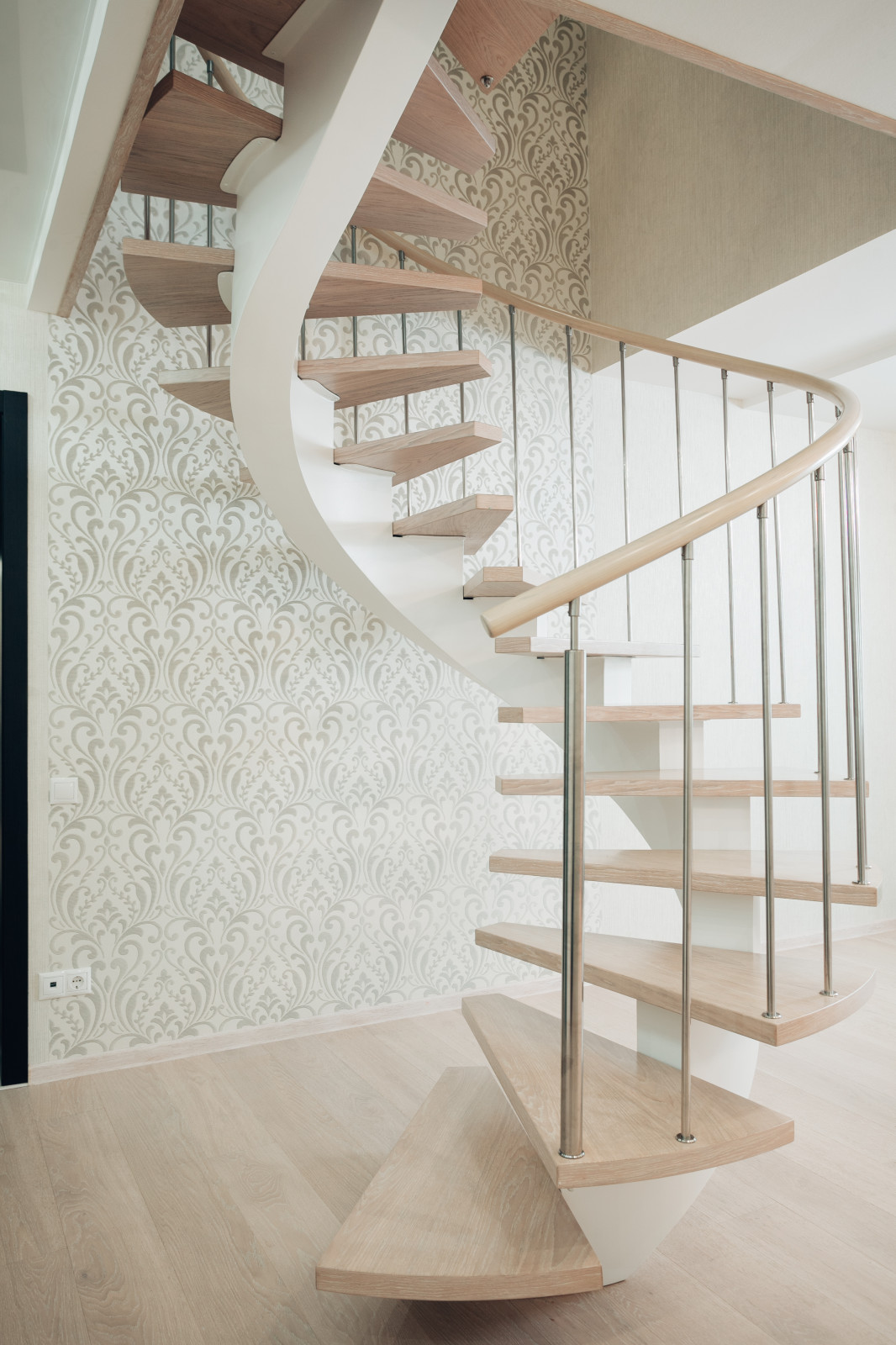 Эвольвентная (винтовая) лестница в квартире на бульваре Миттова г. Чебоксары