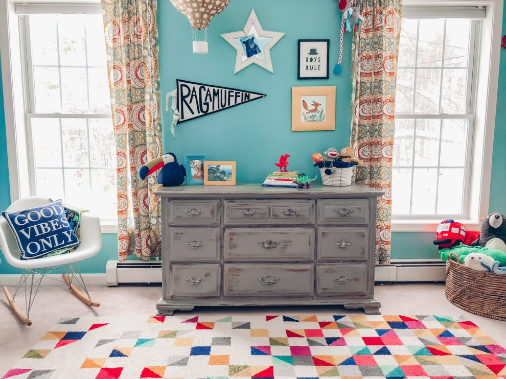 На фото: детская среднего размера в стиле фьюжн с спальным местом, синими стенами, разноцветным полом и обоями на стенах для ребенка от 1 до 3 лет, мальчика с