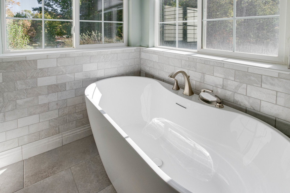 Klassisk inredning av ett stort en-suite badrum, med luckor med infälld panel, vita skåp, ett fristående badkar, en hörndusch, marmorkakel, gröna väggar, klinkergolv i keramik, ett nedsänkt handfat, bänkskiva i kvarts och dusch med gångjärnsdörr