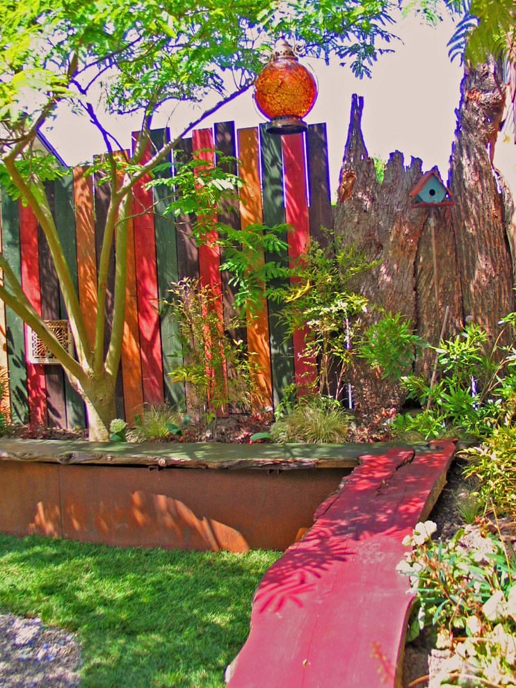 シアトルにあるエクレクティックスタイルのおしゃれな裏庭 (日陰) の写真