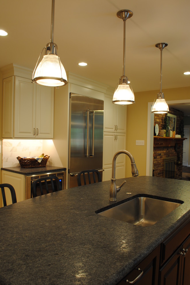 Transitional kitchen photo in Philadelphia