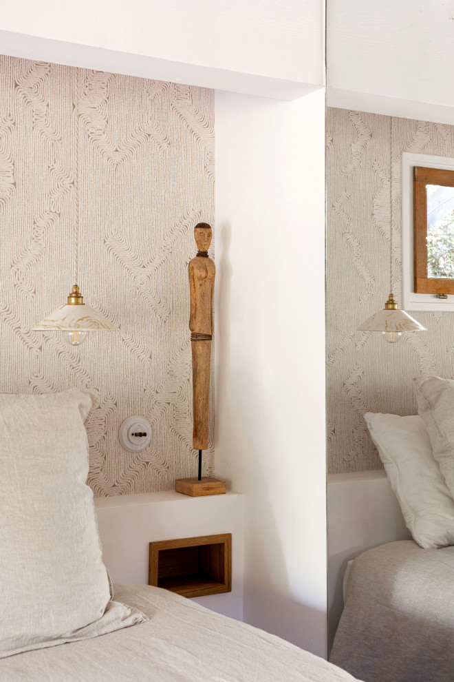 Пример оригинального дизайна: спальня в средиземноморском стиле с бетонным полом и обоями на стенах
