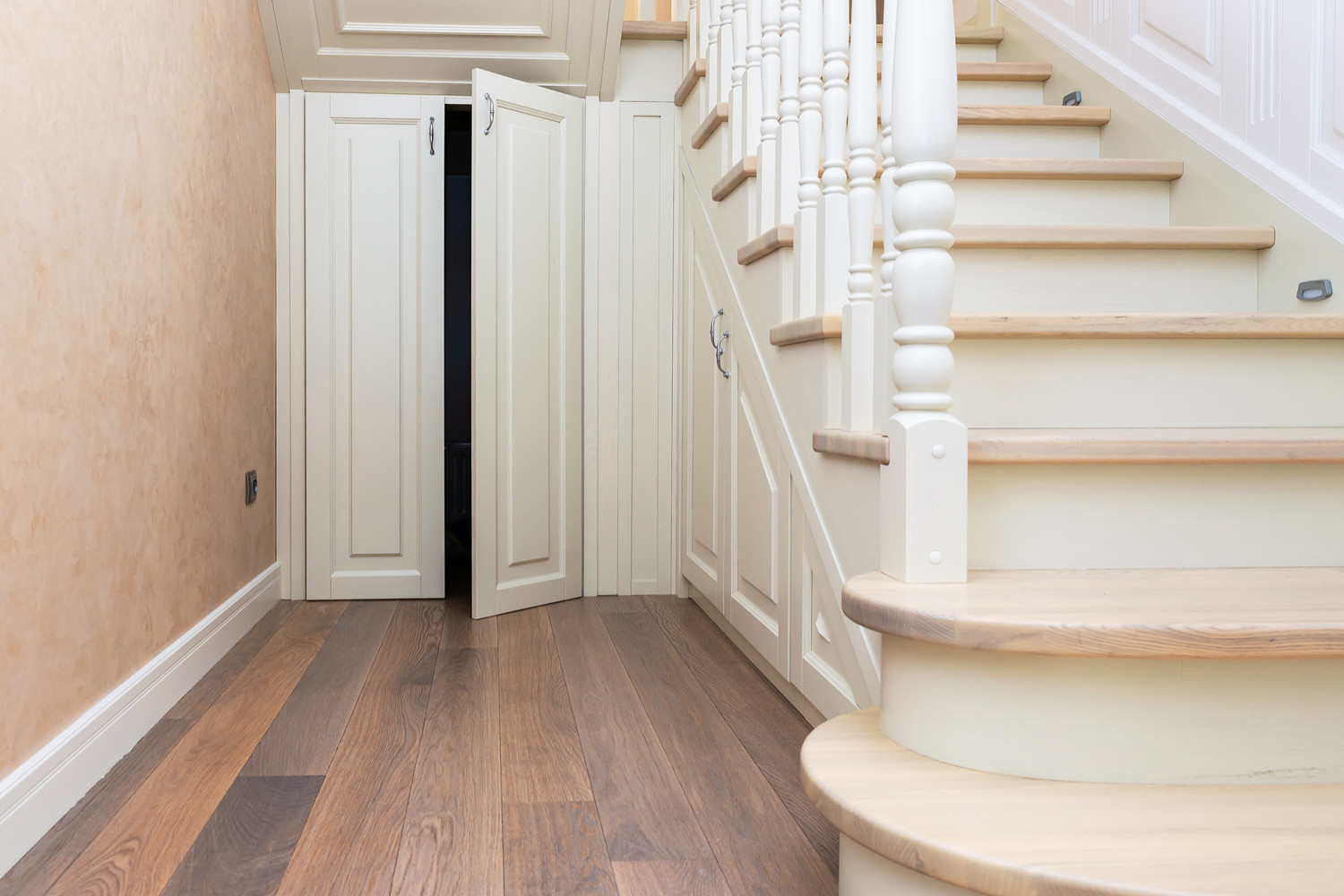 Лестница в классическом стиле из ясеня