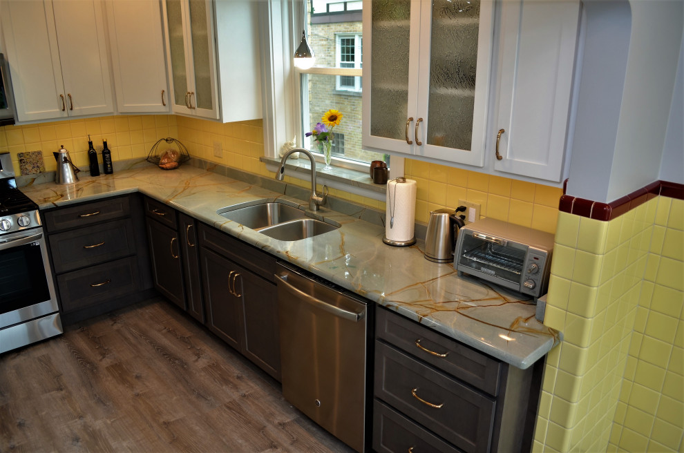 Example of a transitional kitchen design in Chicago