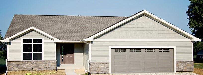 This is an example of a traditional one-storey grey exterior in Chicago with mixed siding.
