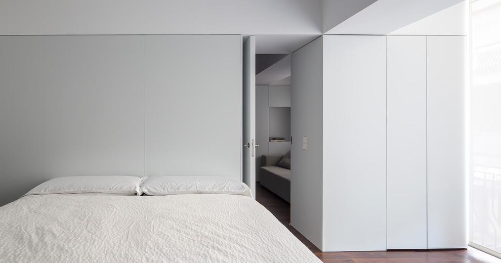 Design ideas for a contemporary bedroom in Valencia.