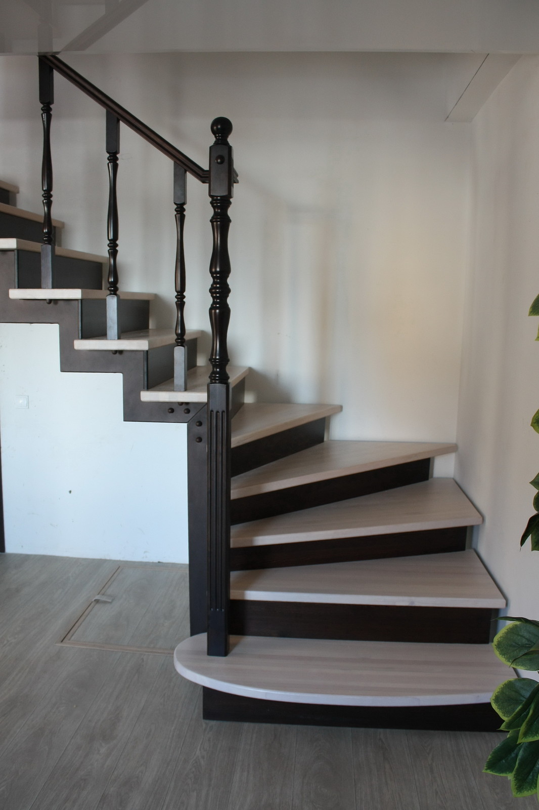 Лестница на металлокаркасе с ограждением из дерева