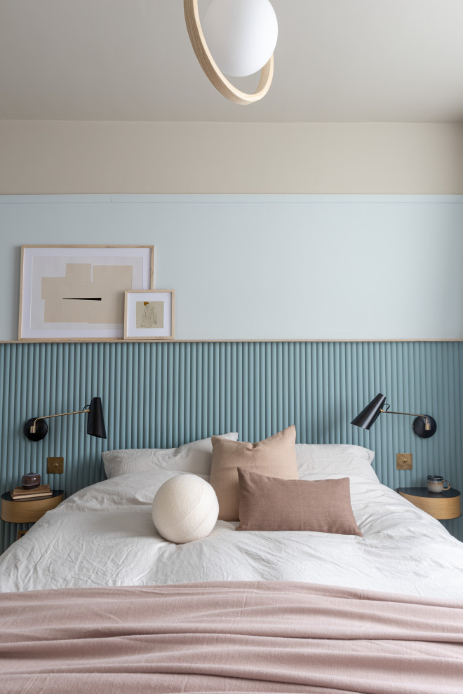 Modelo de dormitorio principal contemporáneo pequeño con paredes azules, moqueta, todas las chimeneas, marco de chimenea de baldosas y/o azulejos, suelo amarillo y panelado