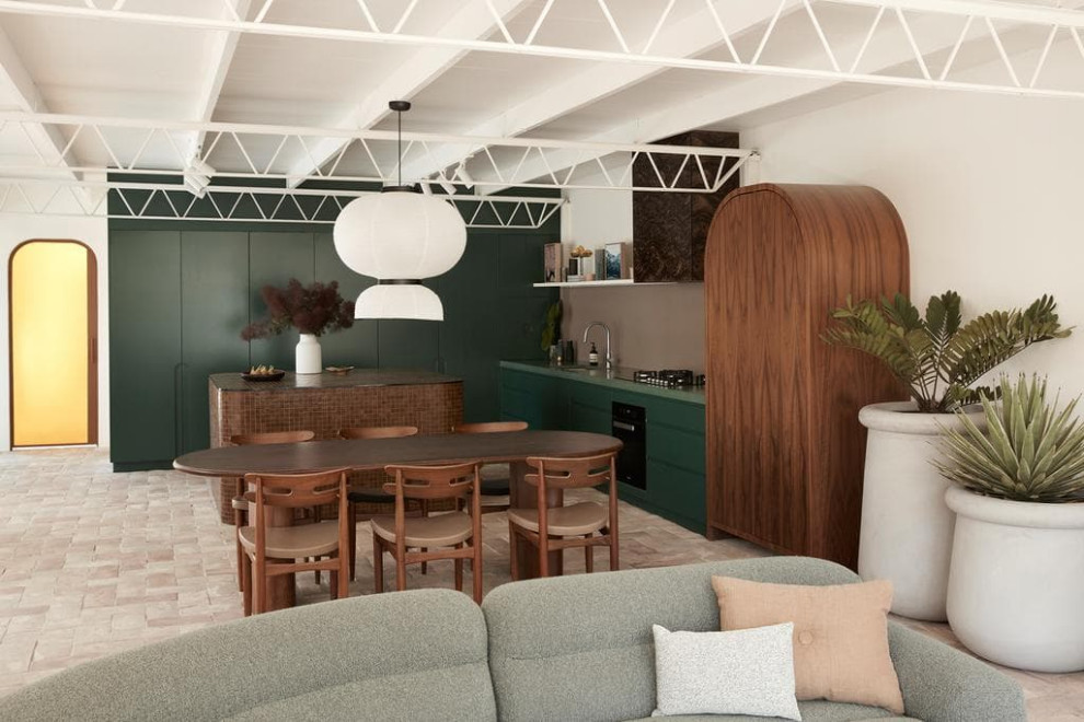 Inspiration pour une salle à manger ouverte sur le salon vintage de taille moyenne avec un mur beige et un plafond en bois.