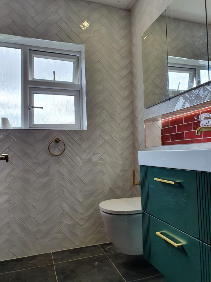 Inspiration för ett mellanstort funkis en-suite badrum, med möbel-liknande, gröna skåp, våtrum, en vägghängd toalettstol, vit kakel, porslinskakel, röda väggar, klinkergolv i porslin, ett nedsänkt handfat, svart golv och med dusch som är öppen