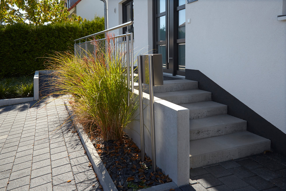 Geometrischer, Mittelgroßer, Halbschattiger Moderner Garten im Herbst mit Betonboden in Stuttgart