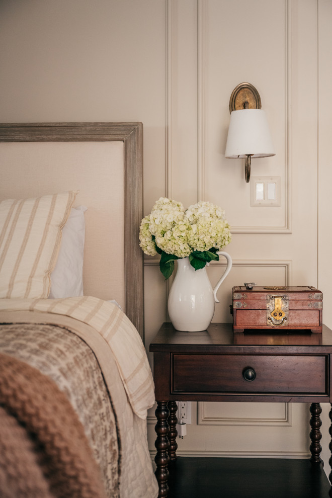 Farmhouse bedroom photo
