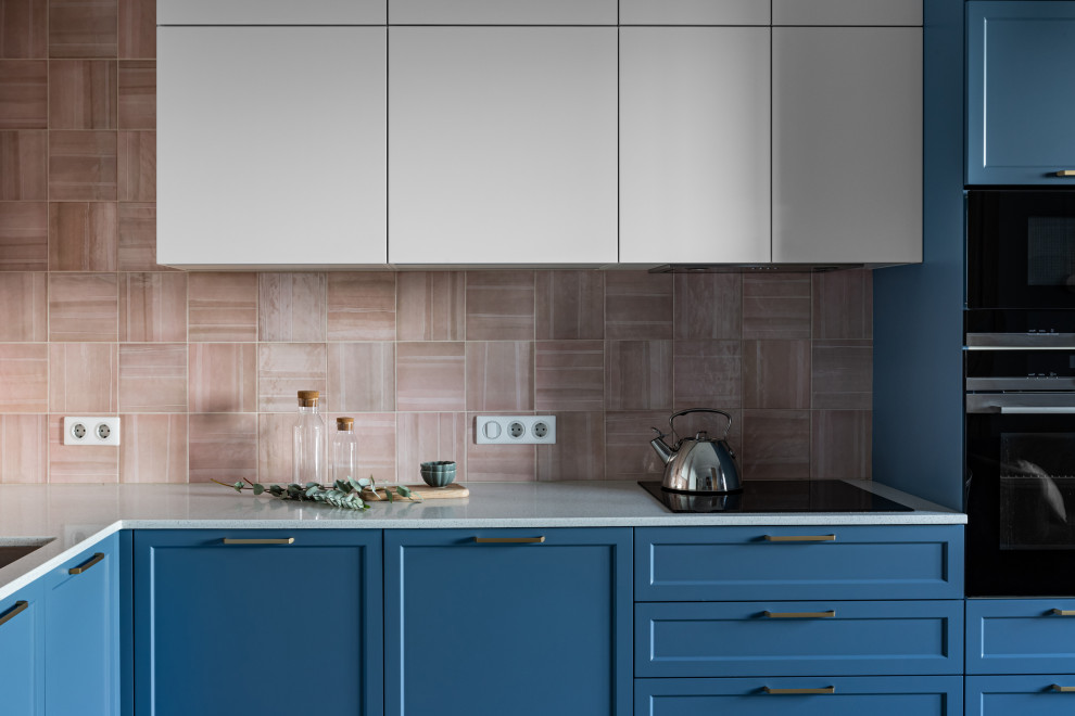 Кухня в Петергофе с высокими потолками