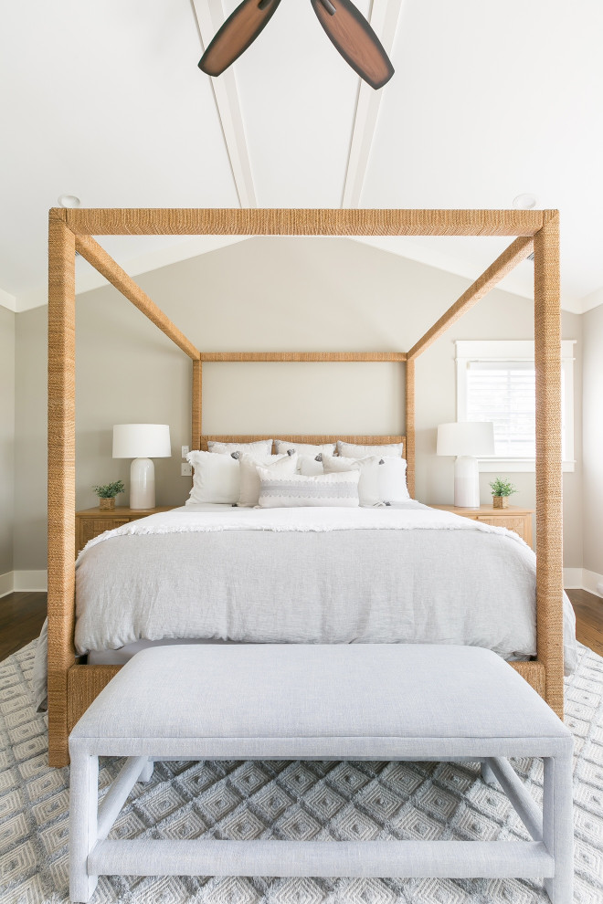 Идея дизайна: спальня в морском стиле с серыми стенами, паркетным полом среднего тона, коричневым полом и сводчатым потолком