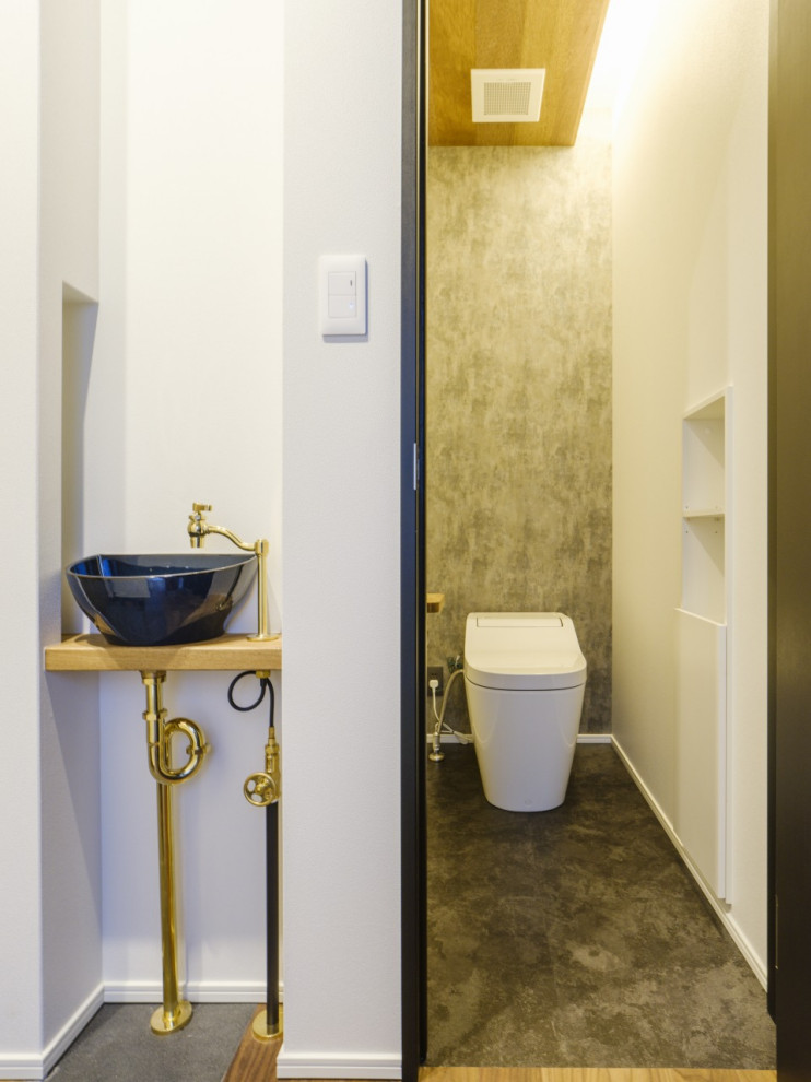 Mittelgroße Moderne Gästetoilette mit türkisfarbenen Schränken, Toilette mit Aufsatzspülkasten, Vinylboden, grauem Boden, eingebautem Waschtisch, Tapetendecke und Tapetenwänden in Sonstige