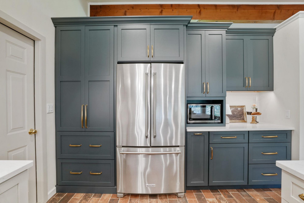 Example of a transitional kitchen design in Columbus
