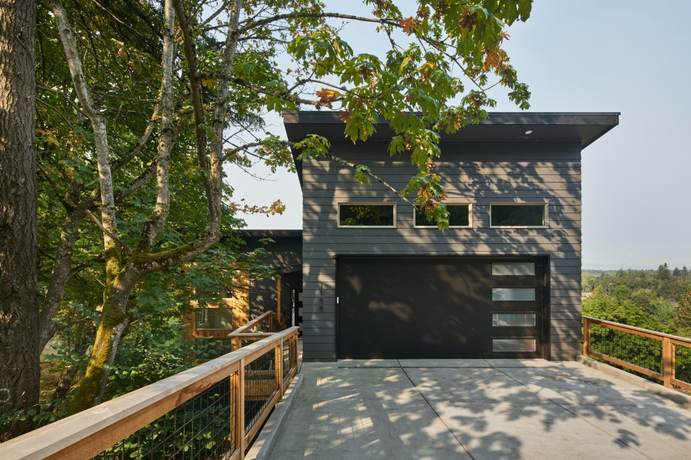 Großes, Zweistöckiges Modernes Einfamilienhaus mit Mix-Fassade, grauer Fassadenfarbe, Schmetterlingsdach, Schindeldach, schwarzem Dach und Verschalung in Sonstige