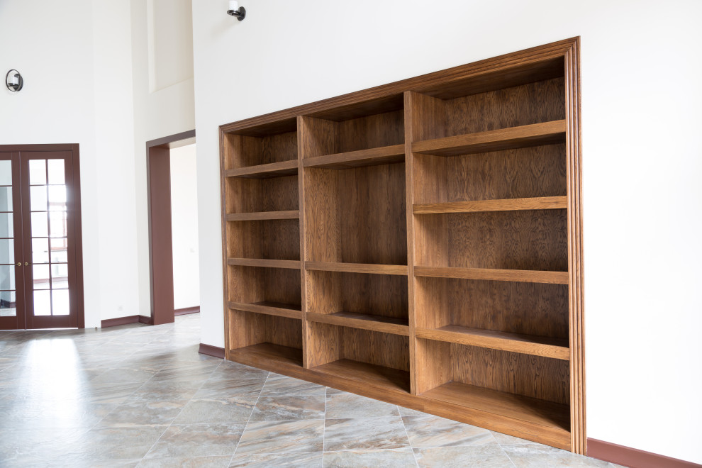 Встроенный открытый шкаф в каминной из дуба в масле