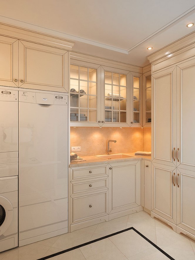 У Ростральных колонн