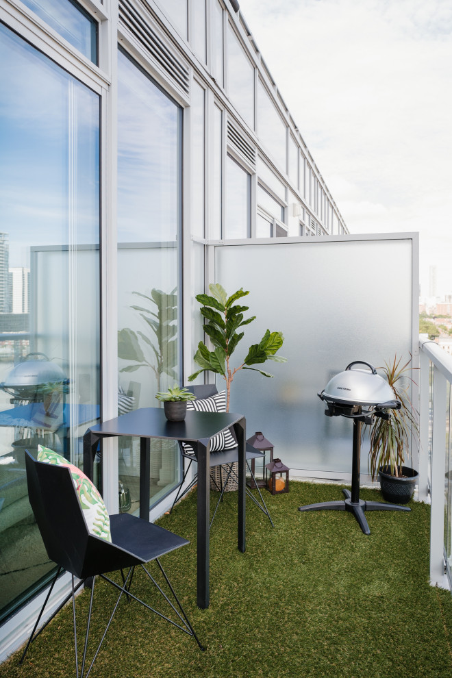Kleiner, Unbedeckter Skandinavischer Balkon mit Wohnung und Glasgeländer