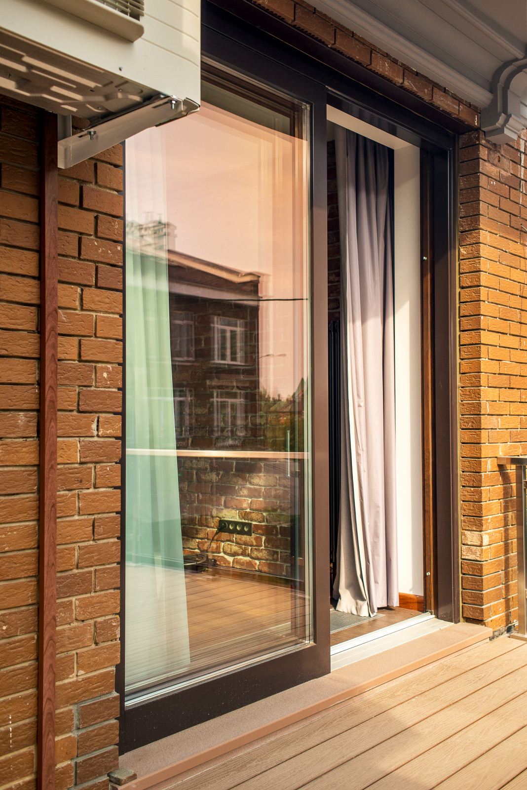 Современное остекление на Остафьевской (дерево-алюминиевые окна)