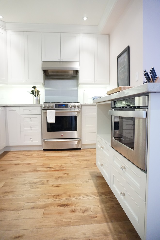 Kitchen - transitional kitchen idea in Toronto