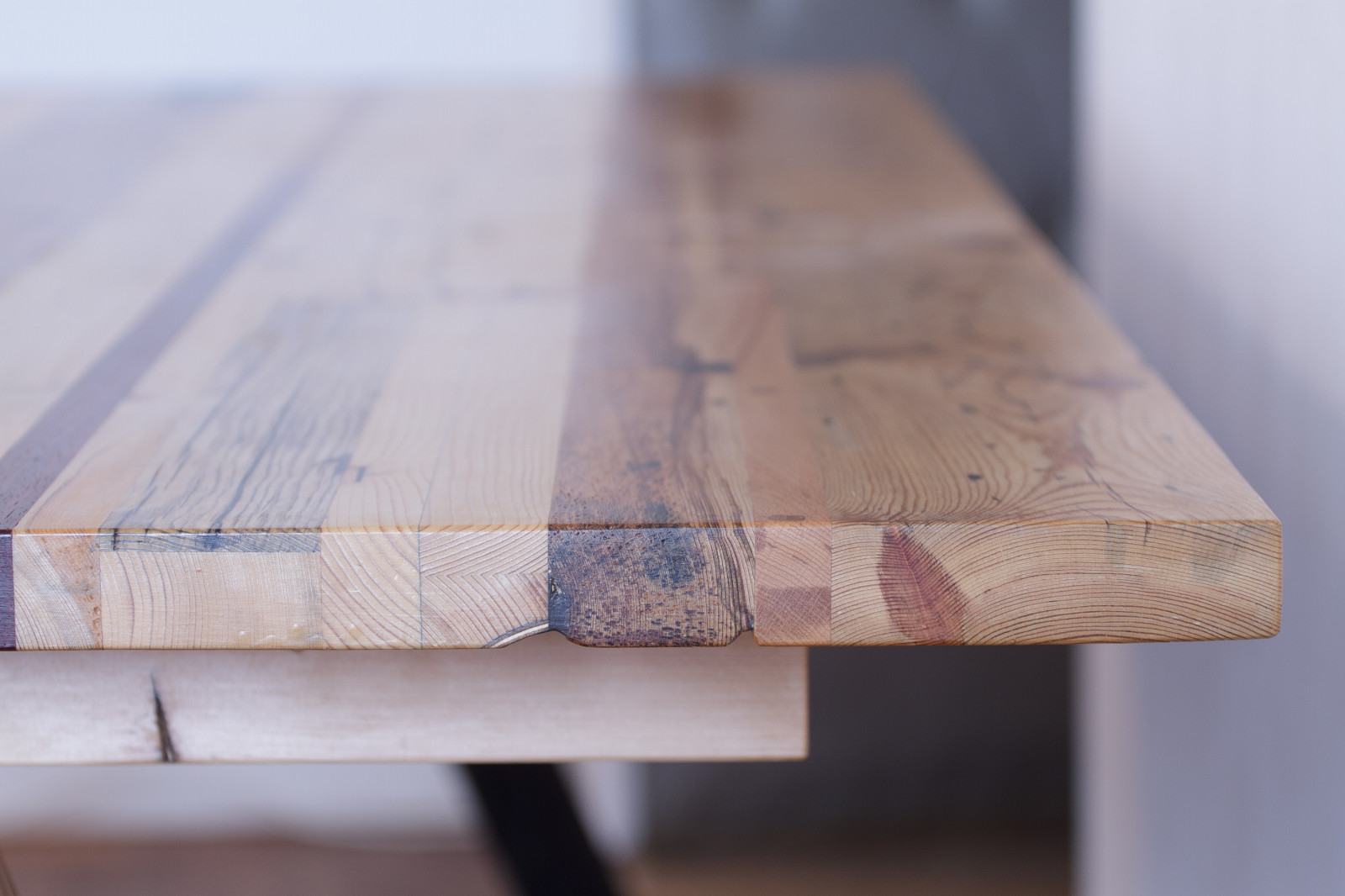 Рабочий стол из разных видов старого дерева