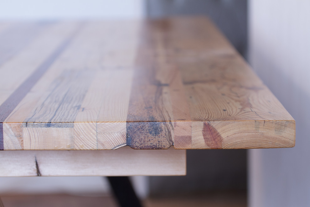 Рабочий стол из разных видов старого дерева