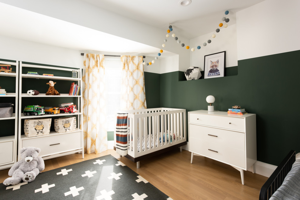 Inspiration pour une chambre de bébé garçon traditionnelle de taille moyenne avec un mur multicolore, parquet clair et un sol marron.