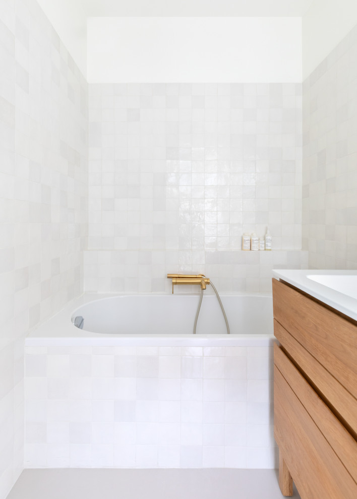 Foto på ett mellanstort nordiskt vit en-suite badrum, med skåp i ljust trä, ett undermonterat badkar, vit kakel, keramikplattor, vita väggar, ljust trägolv, bänkskiva i kvartsit och beiget golv