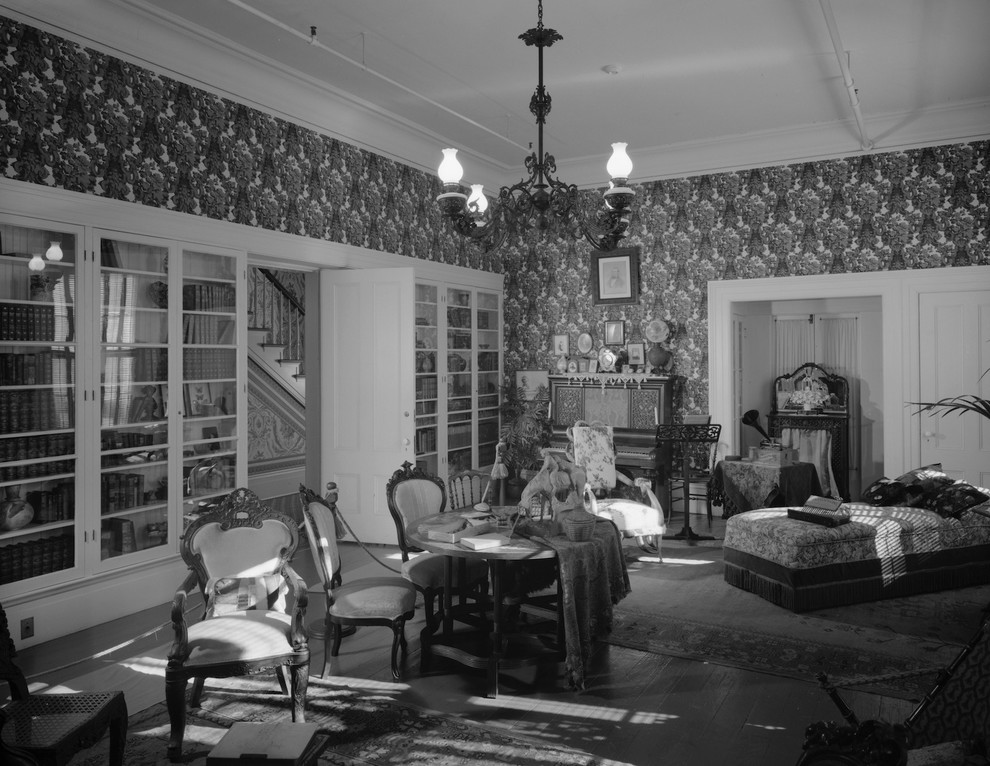 Photo of a traditional living room in Los Angeles.