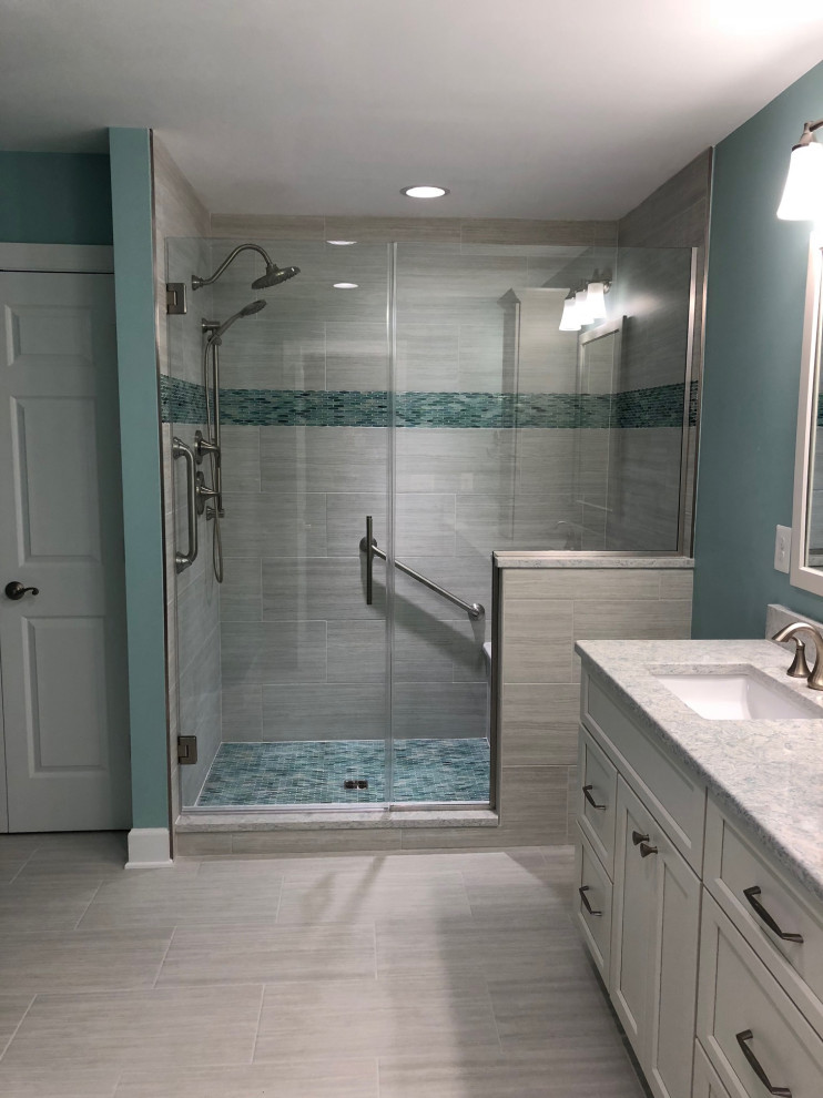 Immagine di una stanza da bagno padronale design con ante in stile shaker, ante bianche, lavabo sottopiano, panca da doccia, due lavabi e mobile bagno incassato