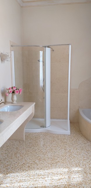 BAGNO IN GIALLO ATLANTIDE traditional-bathroom