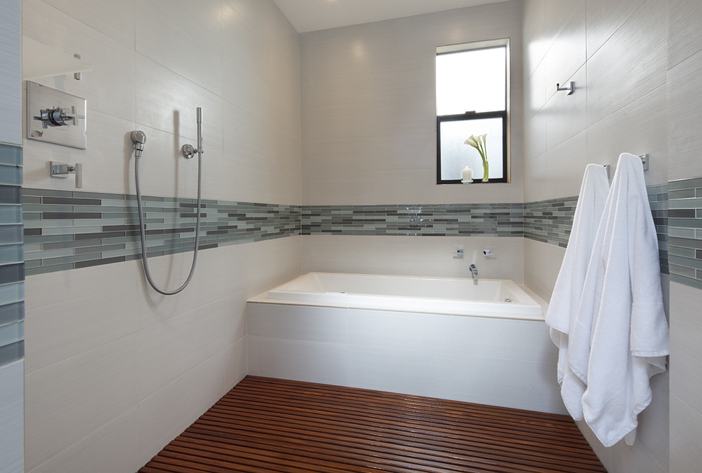 Inspiration for a contemporary bathroom in Dallas with an open shower and an open shower.