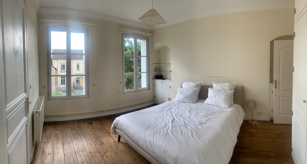 Großes Klassisches Hauptschlafzimmer ohne Kamin mit beiger Wandfarbe, gebeiztem Holzboden und weißem Boden in Bordeaux