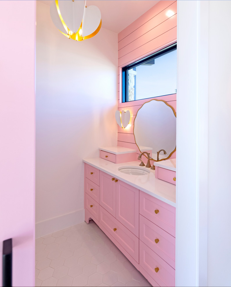 Inredning av ett mellanstort badrum för barn, med rosa väggar