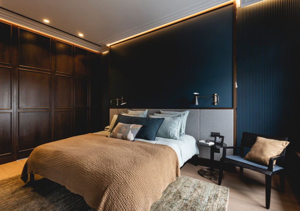 Свежая идея для дизайна: хозяйская спальня в современном стиле с синими стенами, светлым паркетным полом и коричневым полом - отличное фото интерьера