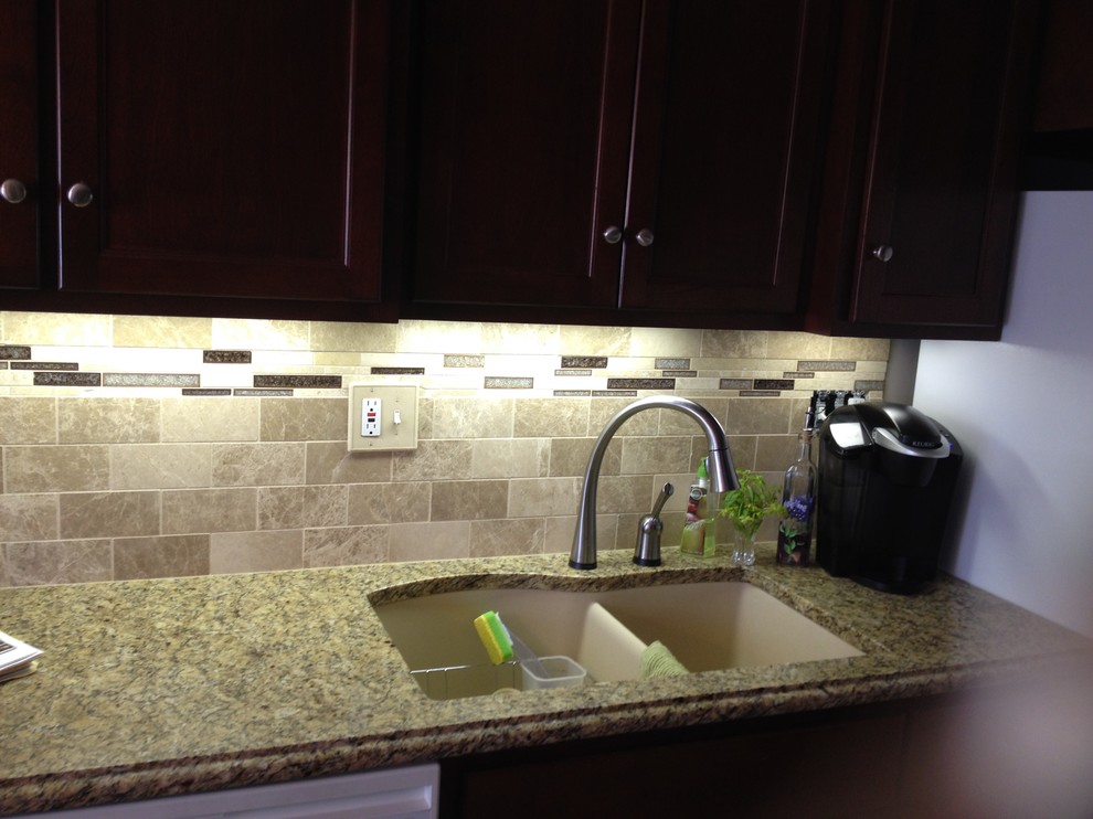 Kitchen - transitional kitchen idea in Chicago