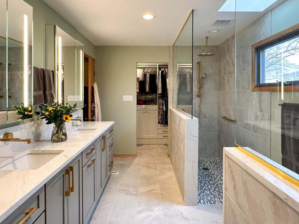 Cette image montre une grande salle de bain principale traditionnelle avec un placard à porte shaker, des portes de placard grises, une douche à l'italienne, un bidet, un mur vert, un lavabo encastré, aucune cabine, meuble double vasque et meuble-lavabo encastré.
