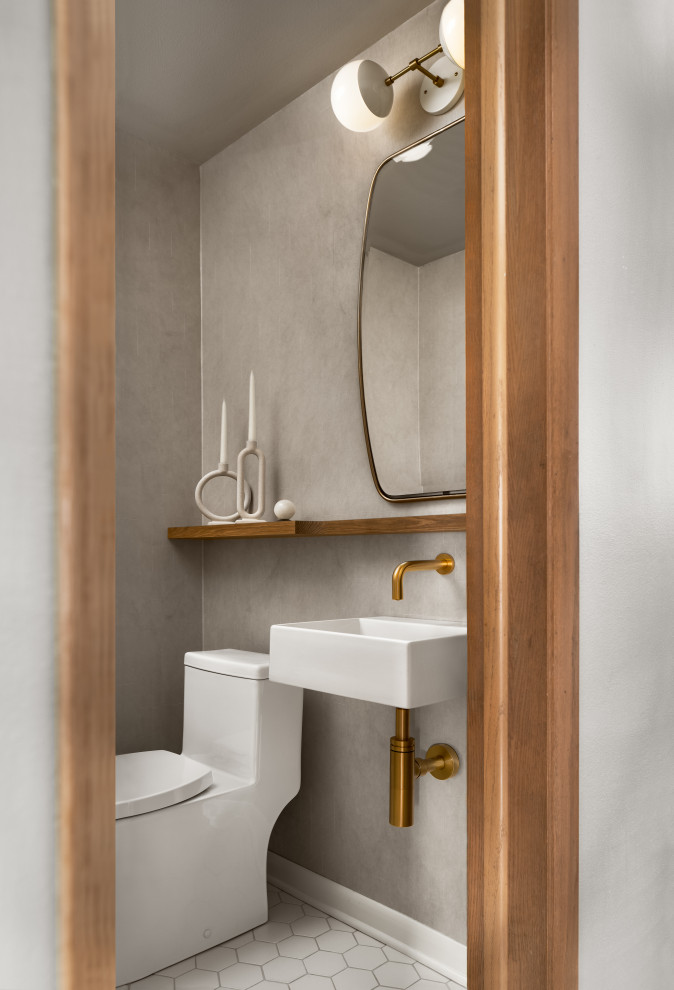 Immagine di una piccola stanza da bagno minimalista con WC monopezzo, pareti beige, pavimento con piastrelle in ceramica, lavabo sospeso, pavimento bianco, un lavabo, mobile bagno sospeso e carta da parati