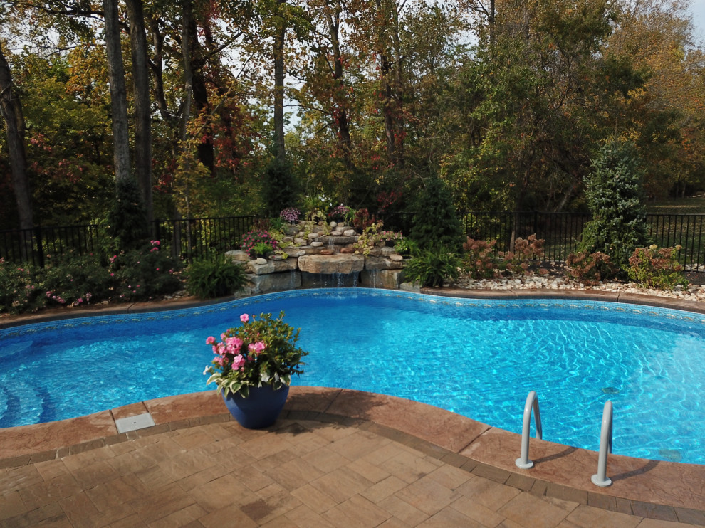 Inspiration for a large contemporary pool remodel in St Louis